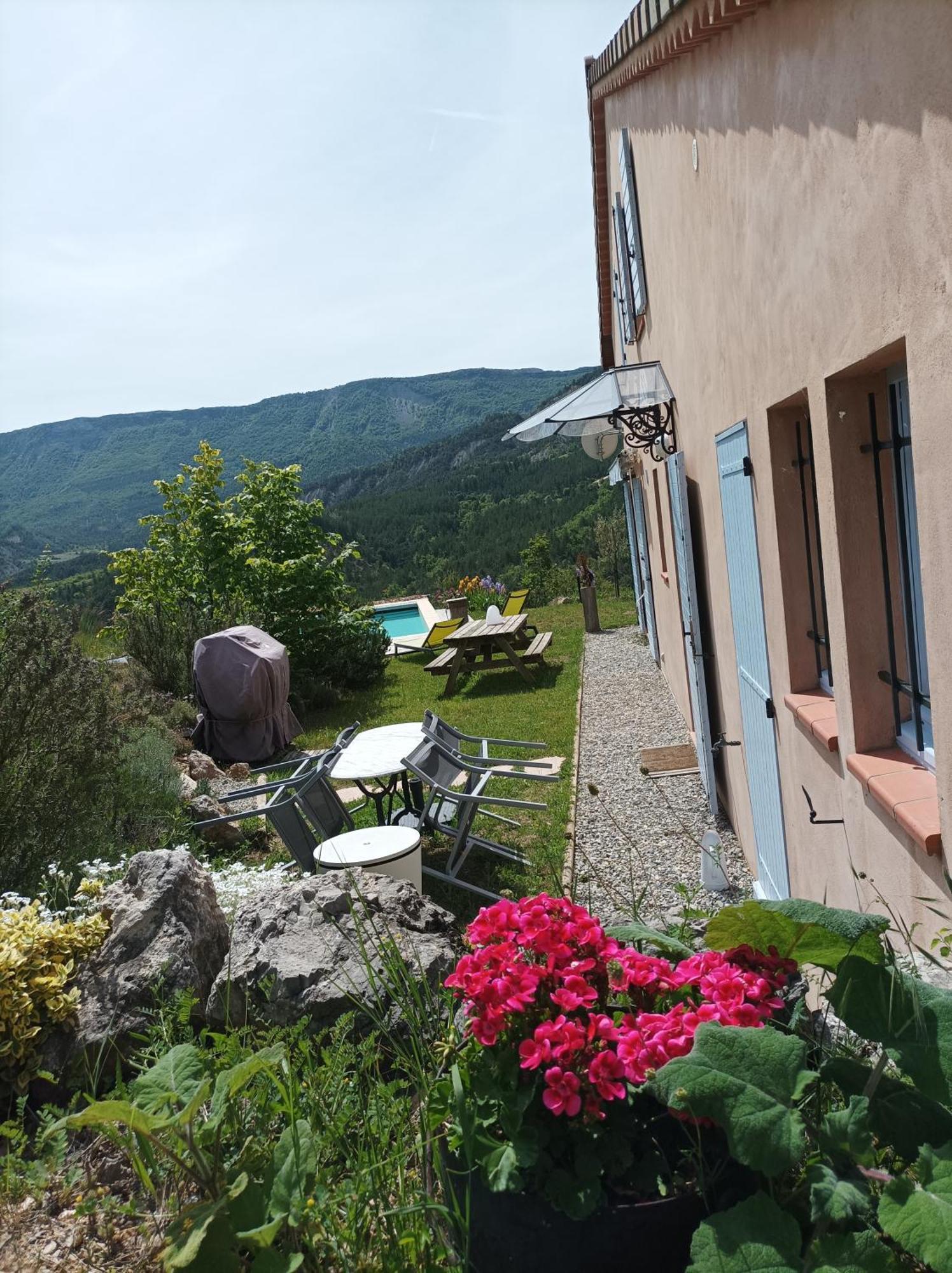 Un Petit Coin De Paradis Orpierre Extérieur photo
